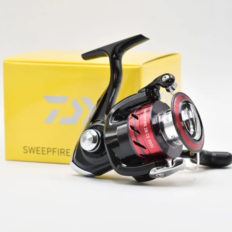 Carrete giratorio Daiwa SWEEPFIRE CS 1500-5000 con freno de hasta 8 kg