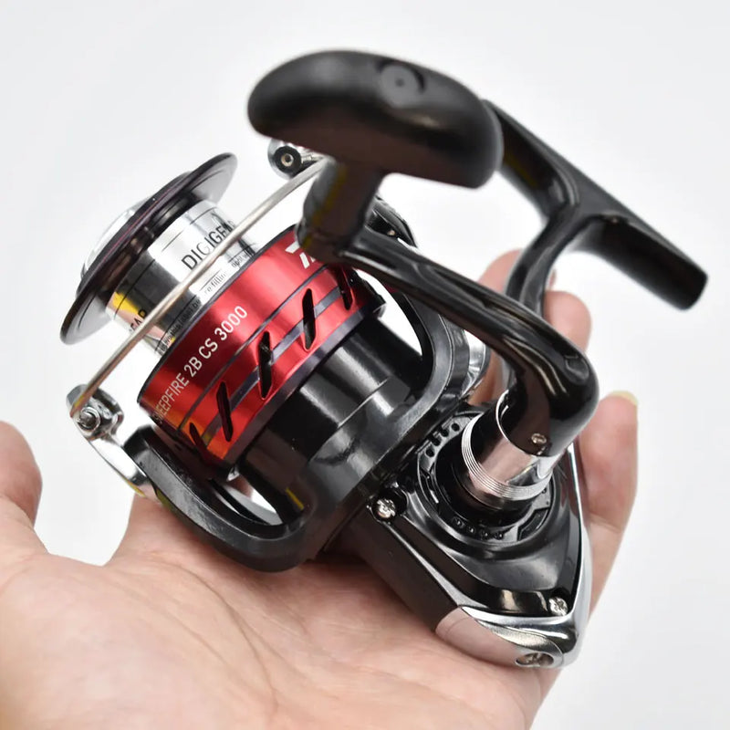 Carrete giratorio Daiwa SWEEPFIRE CS 1500-5000 con freno de hasta 8 kg
