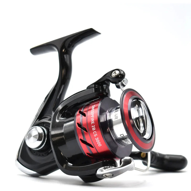 Carrete giratorio Daiwa SWEEPFIRE CS 1500-5000 con freno de hasta 8 kg