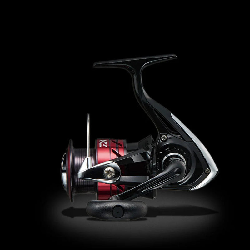 Carrete giratorio Daiwa SWEEPFIRE CS 1500-5000 con freno de hasta 8 kg
